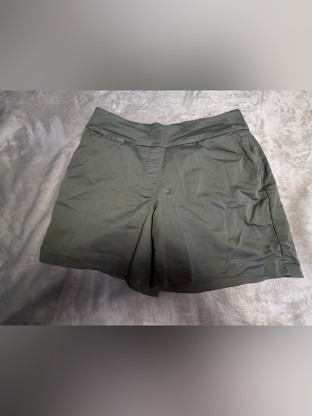 Westbound Women's Olive Green Pull On Stretch Shorts Size 14